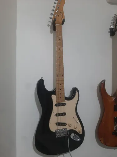 Guitarra BEHRINGER "Fenderizada"