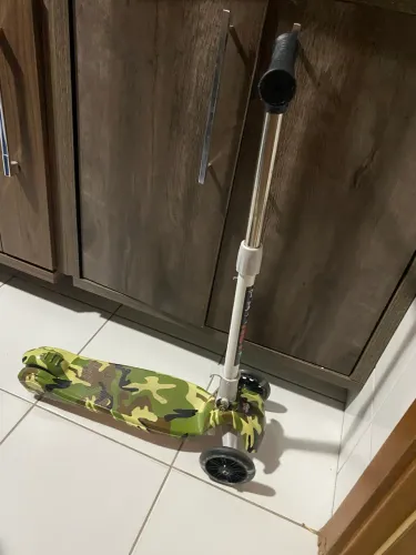 Patinete com luzes nas rodinhas 