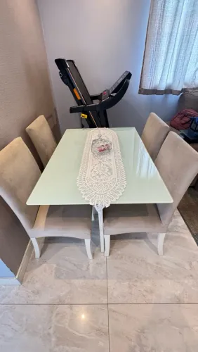 Mesa com 4 cadeiras