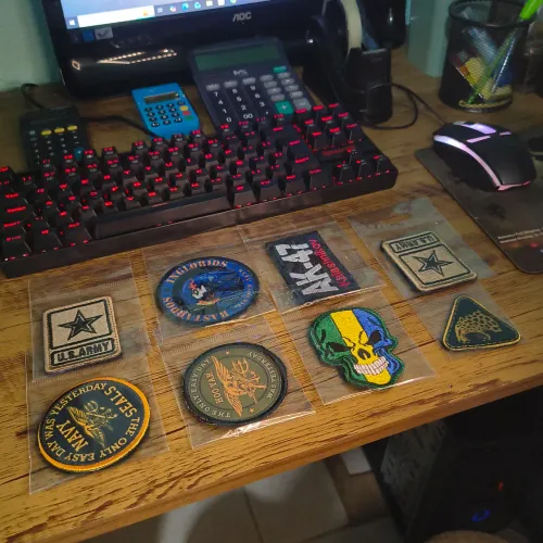 Patches e Emblemas Táticos (Bordados).