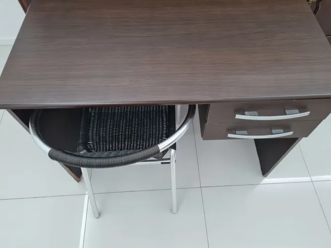MESA DE ESCRITÓRIO E CADEIRA