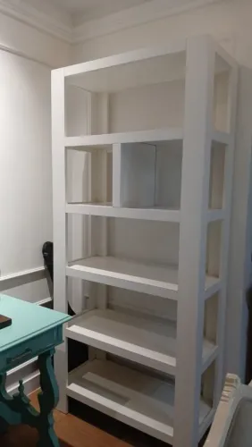 Estante em madeira maciça e mdf