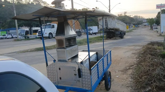 Carrinho de churrasquinho com reboque