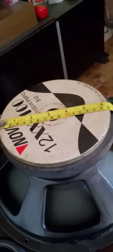 Par altofalantes 12 pol 8ohms 1100w. Pesam 22 kilos. Sou de Olinda Nilópolis