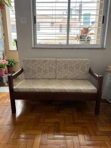 Sofa em madeira 2 lugares
