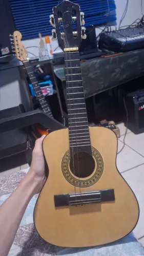 Cavaquinho ótimo so falta corda 