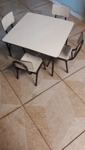 MESA COM 4 CADEIRAS DE FERRO