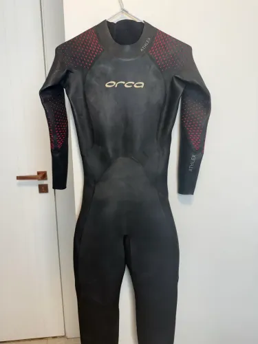 Roupa de borracha para natação no mar. Orca
