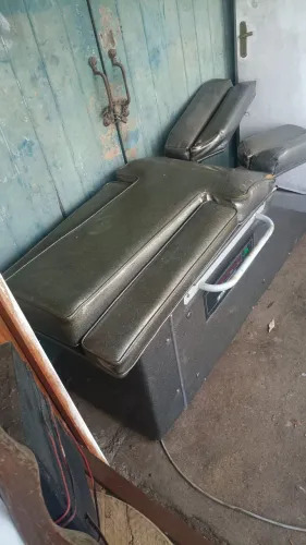 Mesa para Fisioterapia com textura cinza, painel de botões com temporizador voltage110vts