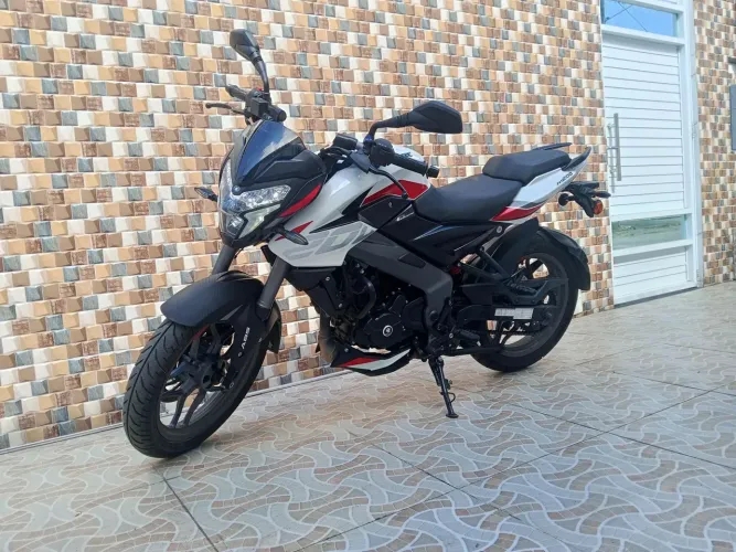 Dominar NS 200