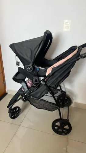 Carrinho de bebê com bebê conforto em perfeito estado