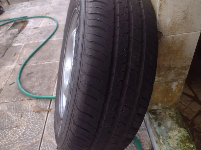 Dois Pneus para carro