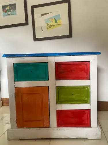 Cômoda de gavetas pequena