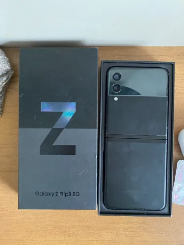 Samsung 512 gb Z flip quebrado prescisa de uma  tela nova 