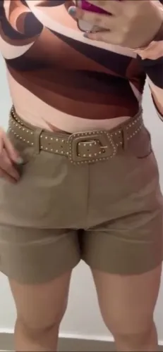 Short de couro com cinto