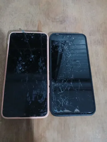 Dois celulares Samsung, com defeito na tela, Faço os dois por 150,00