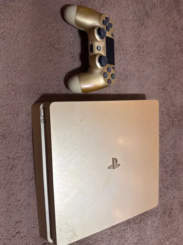 Play Station 4 Dourado com 1 controle.