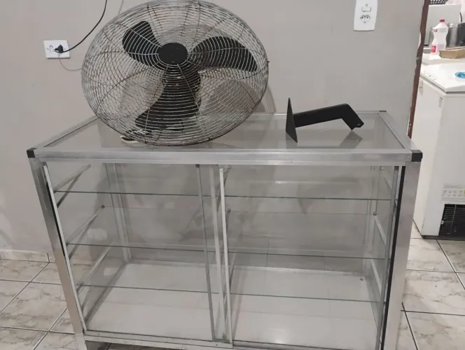 Balcão de vidro e ventilador de parede