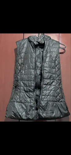 Coletes femininos tamanho M/G, R$ 50,00 cada um 