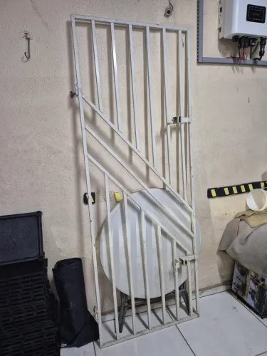 Grade 2,10 x 0,78 2 ferrolhos cadeados embutidos branca