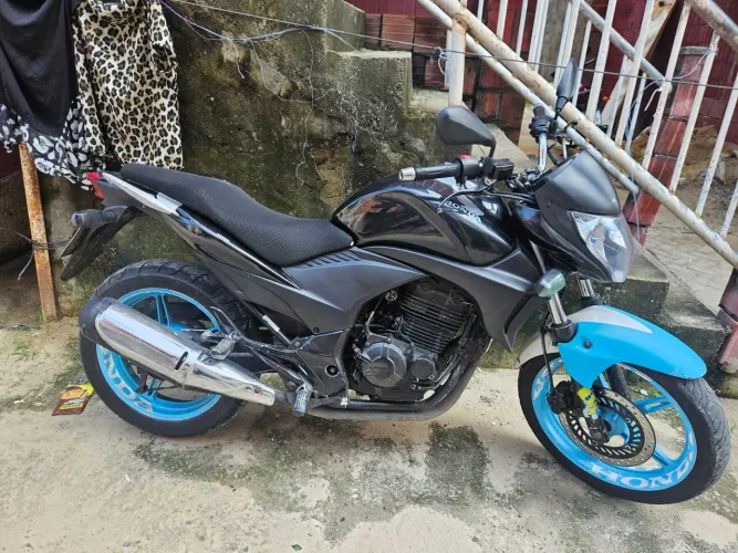 Honda CB 300r toda em dias uma moto muito boa