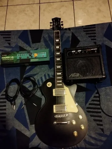 Kit guitarra/amp/pedaleira + Capa acolchoada (cabeamento e palhetas brindes)