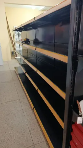 Prateleiras gôndolas central e 2 cabeceiras