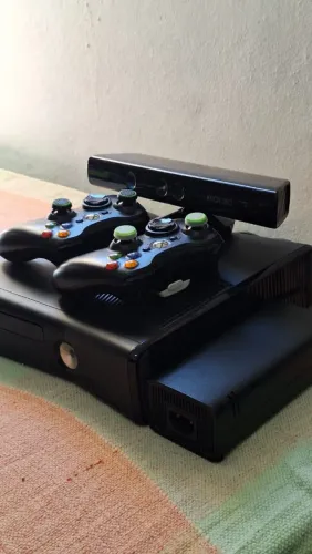 Xbox 360 Slim LTU 3.0 + Kinect + 2 Controles + 28 Jogos