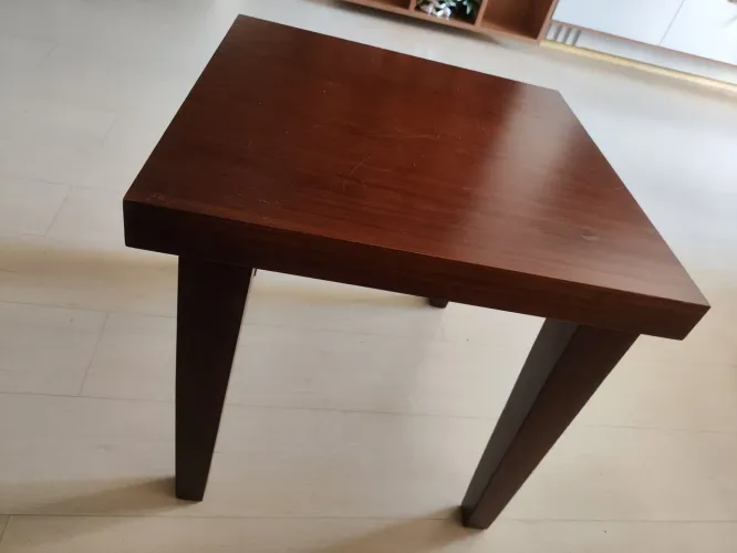 Mesa de canto de madeira 