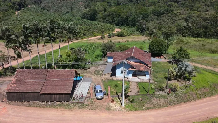 Vendo lote rural com casa antiga de alvenaria com rancho e lagoa.