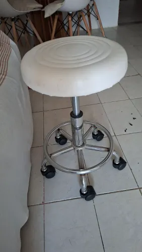 Cadeira assento mocho, designer sobrancelhas, que trabalha com cilios