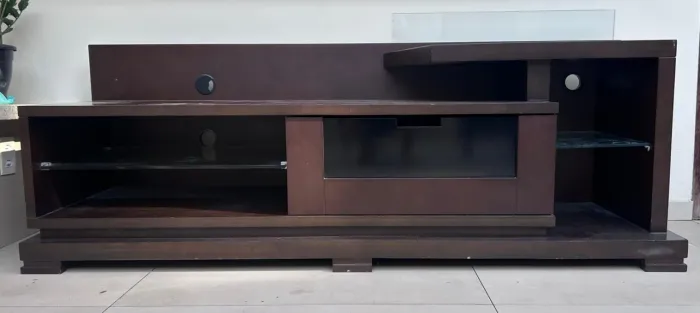 Rack com mesa de centro com 3 pufs