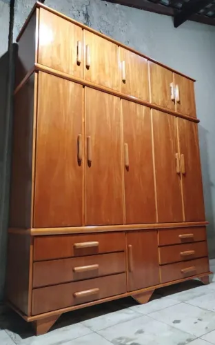 Guarda roupa triplex de madeira bem conservado 