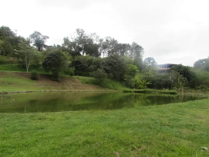 Chacara em Extrema MG com 2 casas, piscina, lago, rio, escritura
