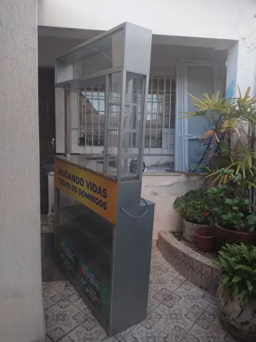 Venda balcão com expositor inferior e superior