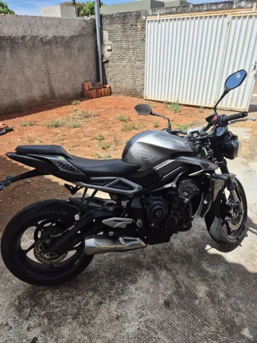 Moto Triumph Street Triple R. Moto para quem é apaixonado pelo motor de duas rodas.