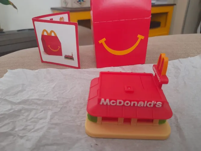 Lote Brinquedos Colecionáveis McDonald's 2026 Miniaturas do Mc