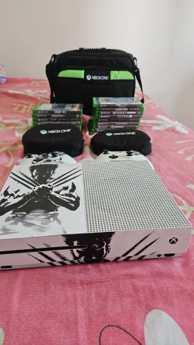 Xbox one S + 2 controles + de 30 jogos + kit xbox