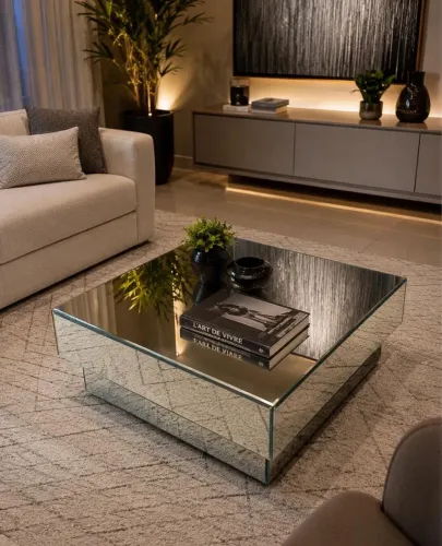 Mesa de centro de alto padrão espelhada.