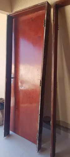 Porta de madeira para quarto ou banheiro