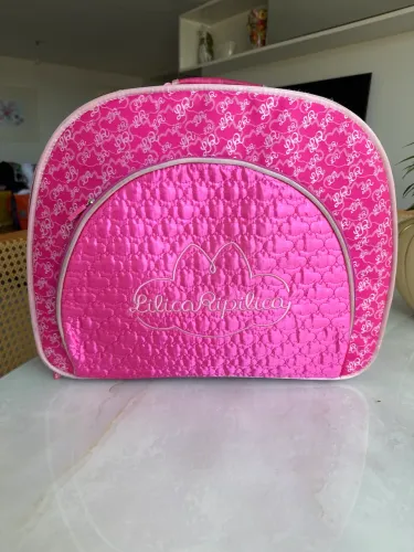 Vendo linda mala da Lilica Ripilica rosa, toda bordada 
