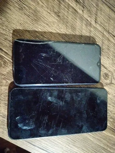 Duas carcaças de celulares