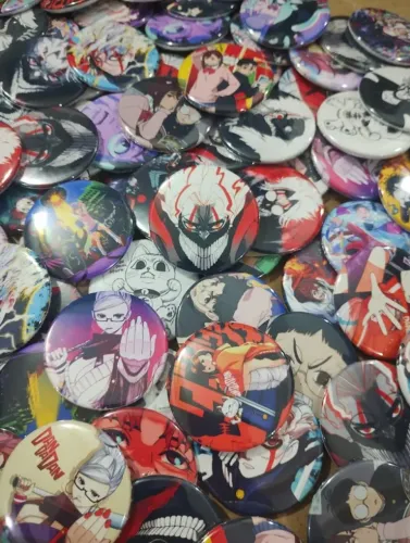Bottons DandaDan - Broches Turbo Granny Okarun Momo Ayase Anime Geek - NerdDog Store