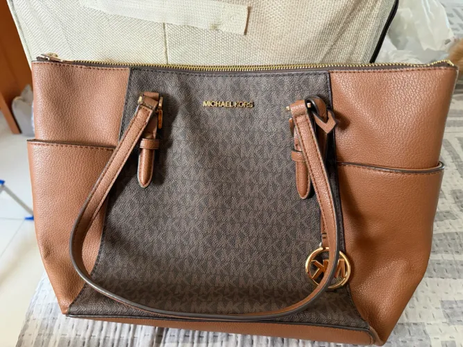 Vendo uma bolsa original da Michael Kors .