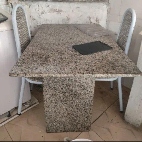 Mesa de mármore com 4 semi nova.