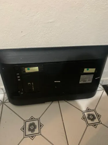 Tv Samsung 32 polegadas tela está com defeito porém o restante está tudo funcionando.