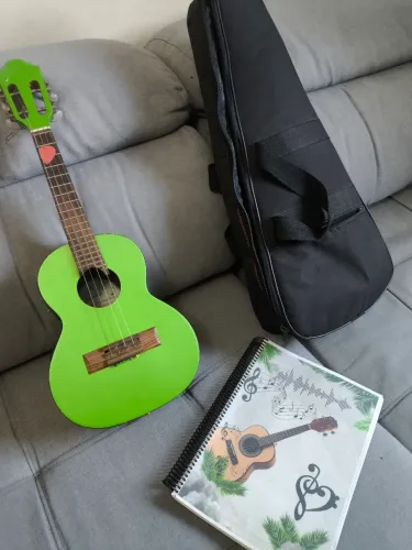 Cavaquinho Luthier verde metalico som top eletrico 