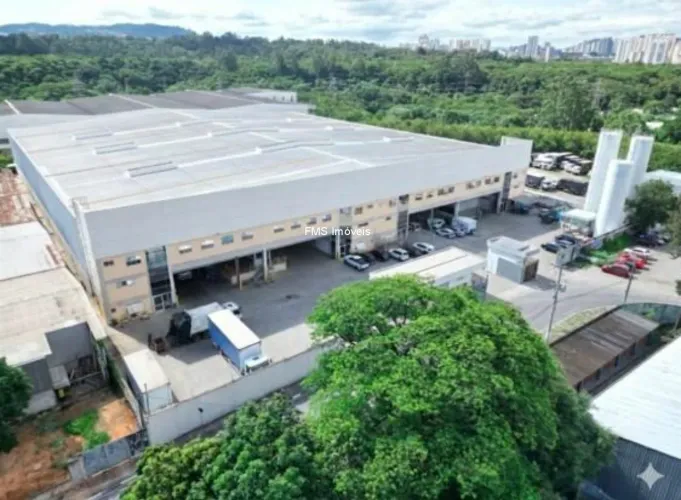 Galpão Industrial para Locação na Vila Sul Americana, Carapicuíba-SP: 1 Sala, 3 Banheiros,