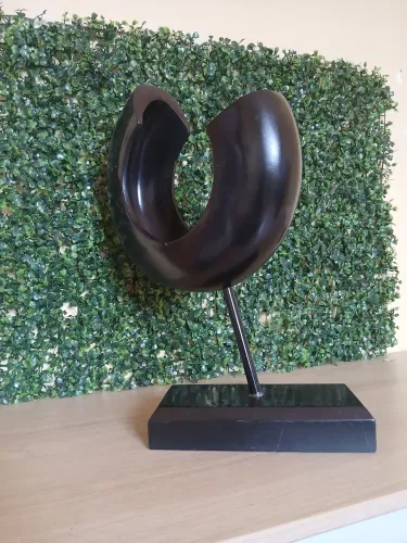 Escultura do Caminho preta