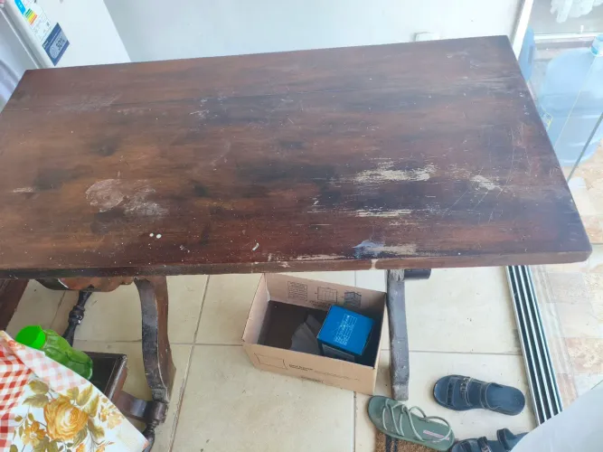 Mesa de madeira com 4 cadeiras